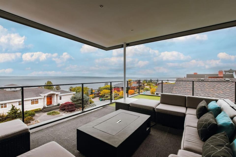 Stunning Panoramic Views Hot Tub Modern 4BR Home House in Seattle