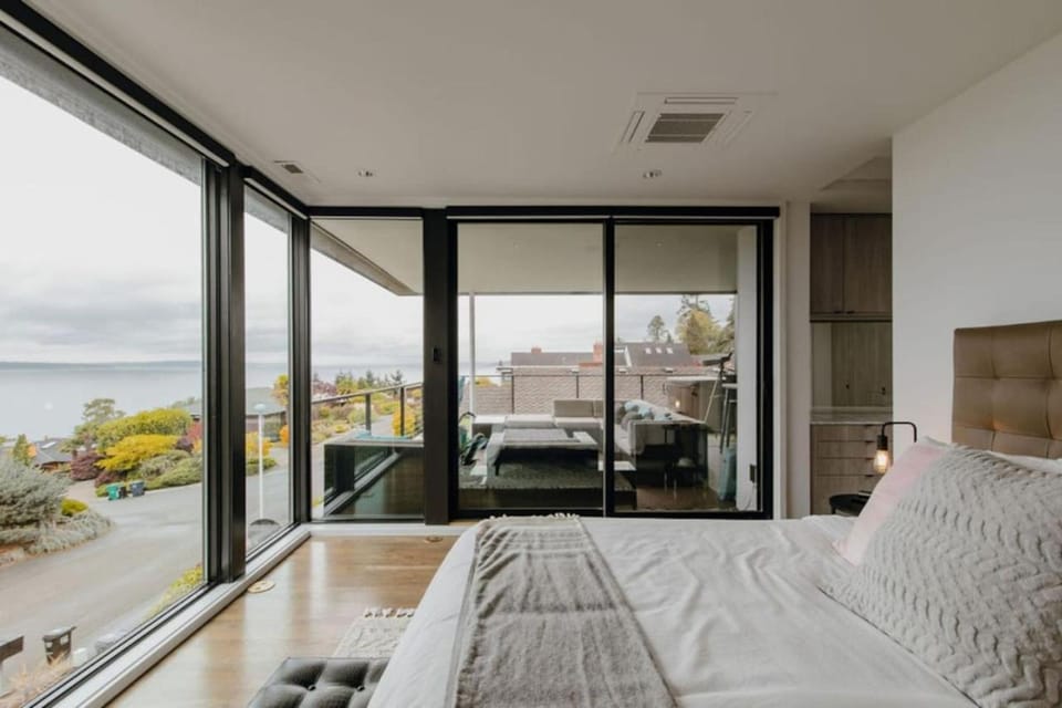 Stunning Panoramic Views Hot Tub Modern 4BR Home House in Seattle