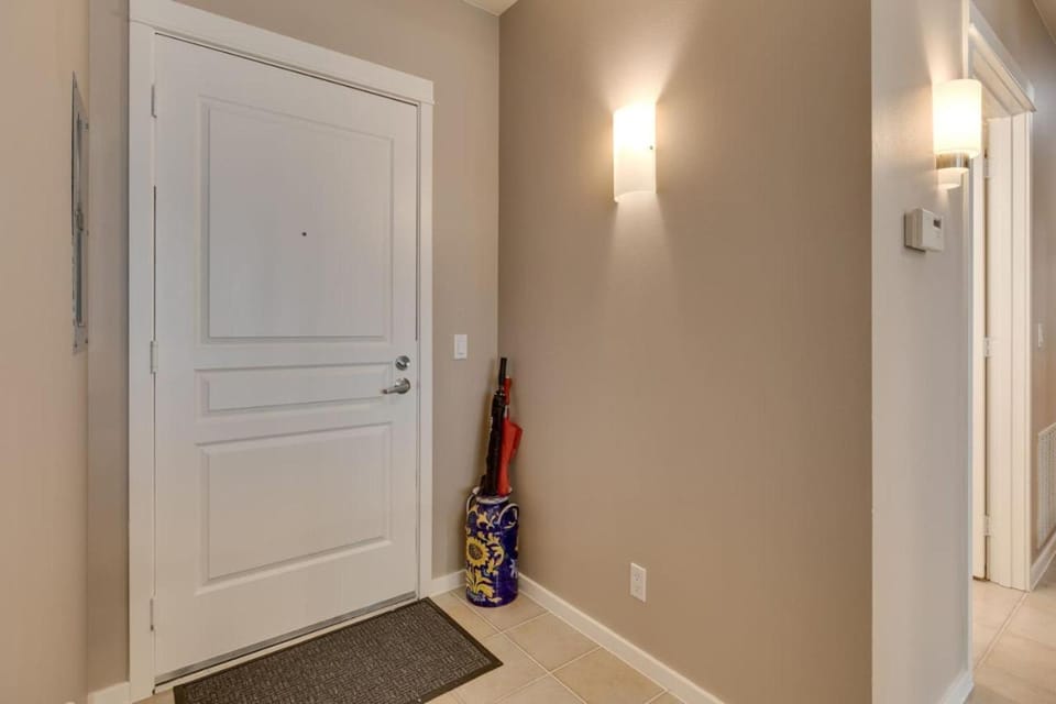 Waterfront 2BR Condo, Walk to Pike Place, Aquarium House in Pike Place Market