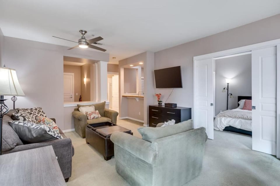 Waterfront 2BR Condo, Walk to Pike Place, Aquarium House in Pike Place Market