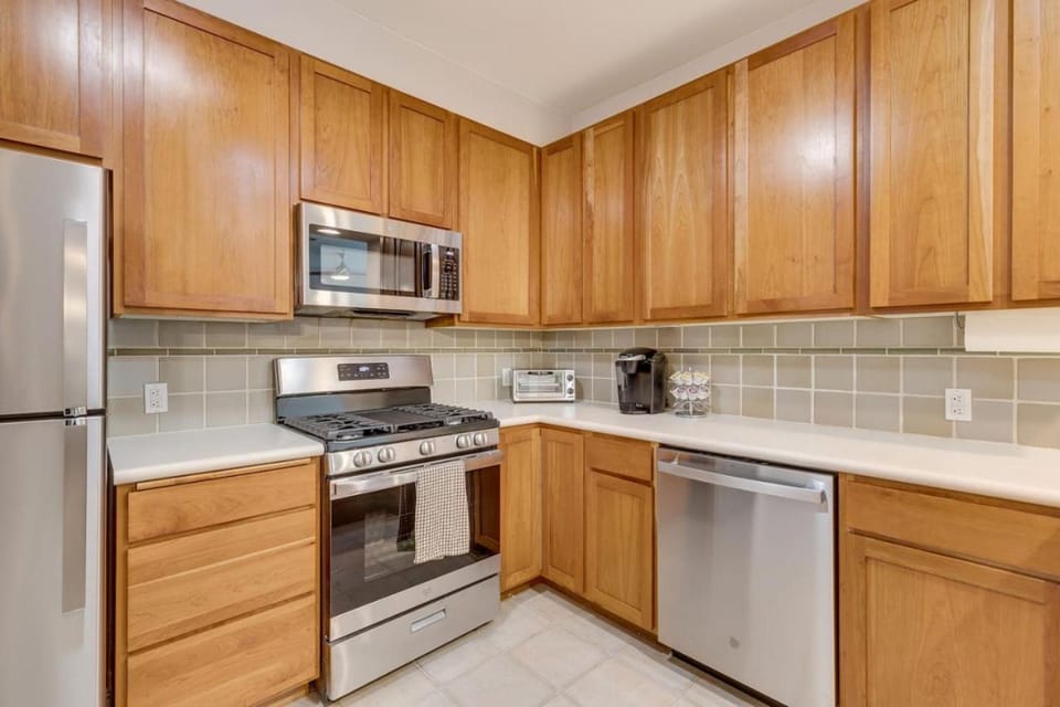 Waterfront 2BR Condo, Walk to Pike Place, Aquarium House in Pike Place Market