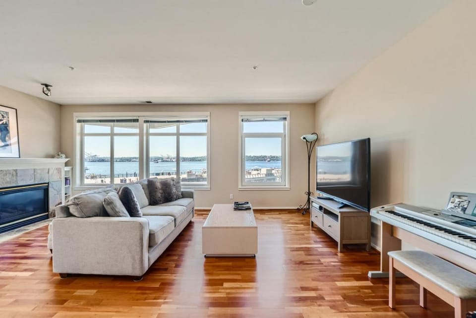 Waterfront 2BR Great Wheel View Walk to Pike Place House in Pike Place Market