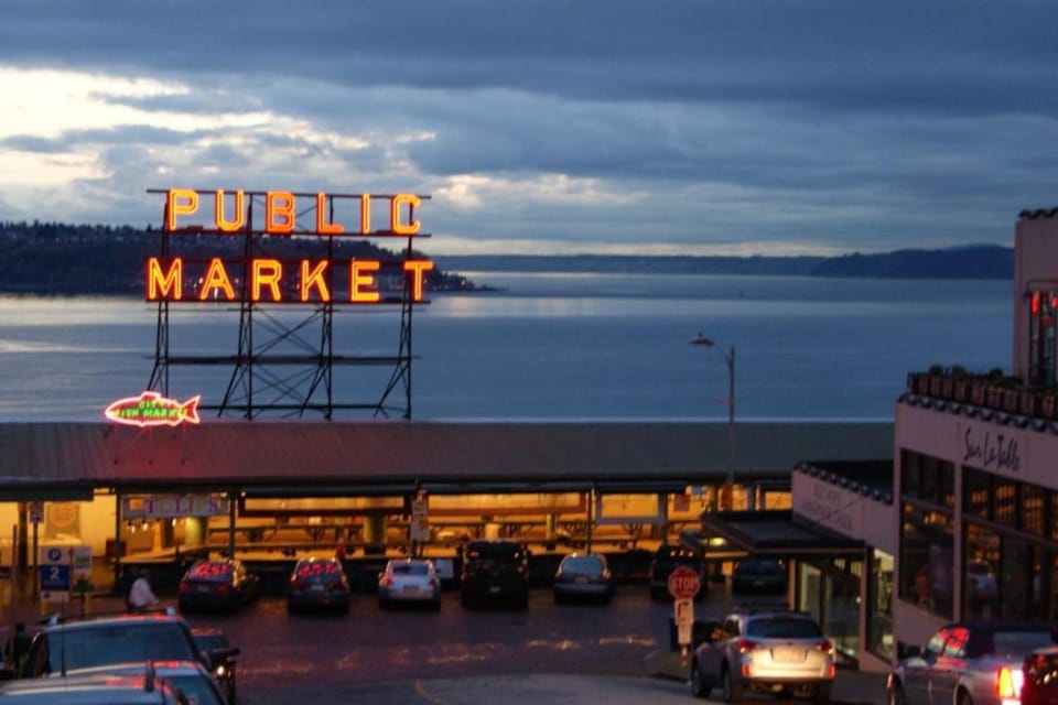 Waterfront 2BR Great Wheel View Walk to Pike Place House in Pike Place Market