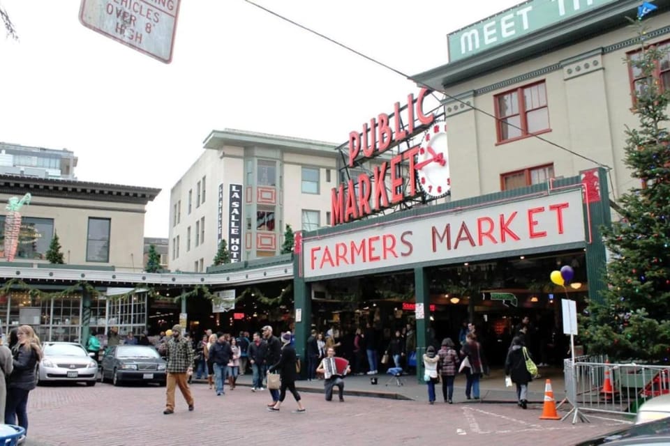 Waterfront 2BR Great Wheel View Walk to Pike Place House in Pike Place Market