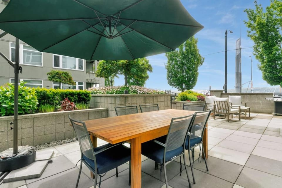 Waterfront 2BD Next to Pike Place with Private Patio House in Pike Place Market