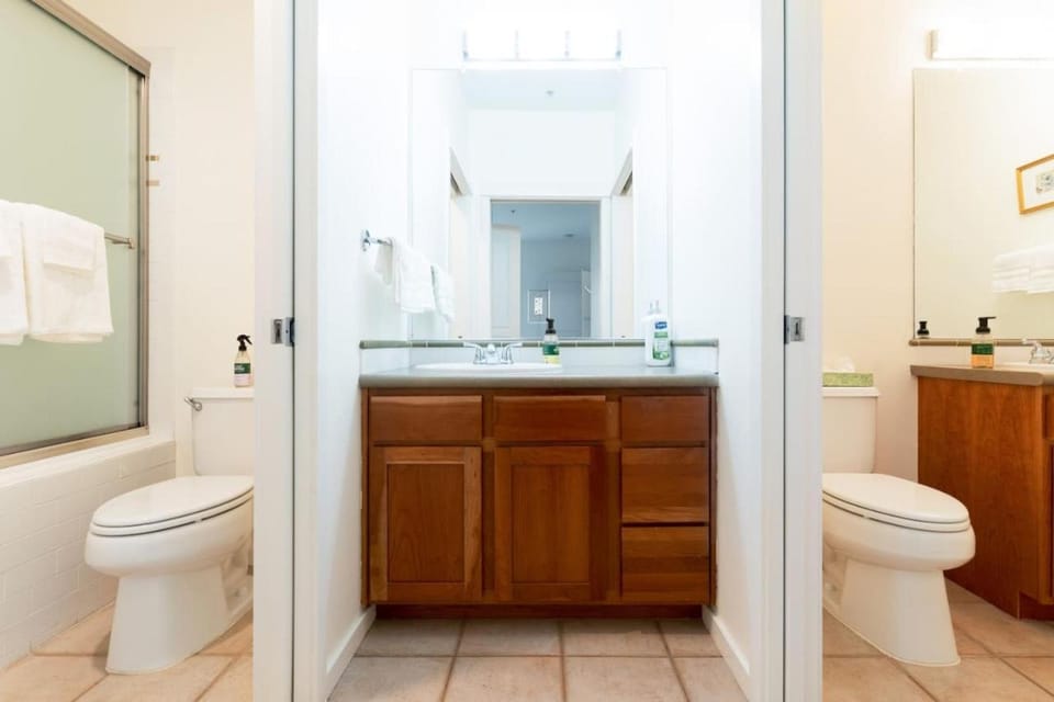 Best Waterfront Views Location Walk to Pike Market House in Pike Place Market