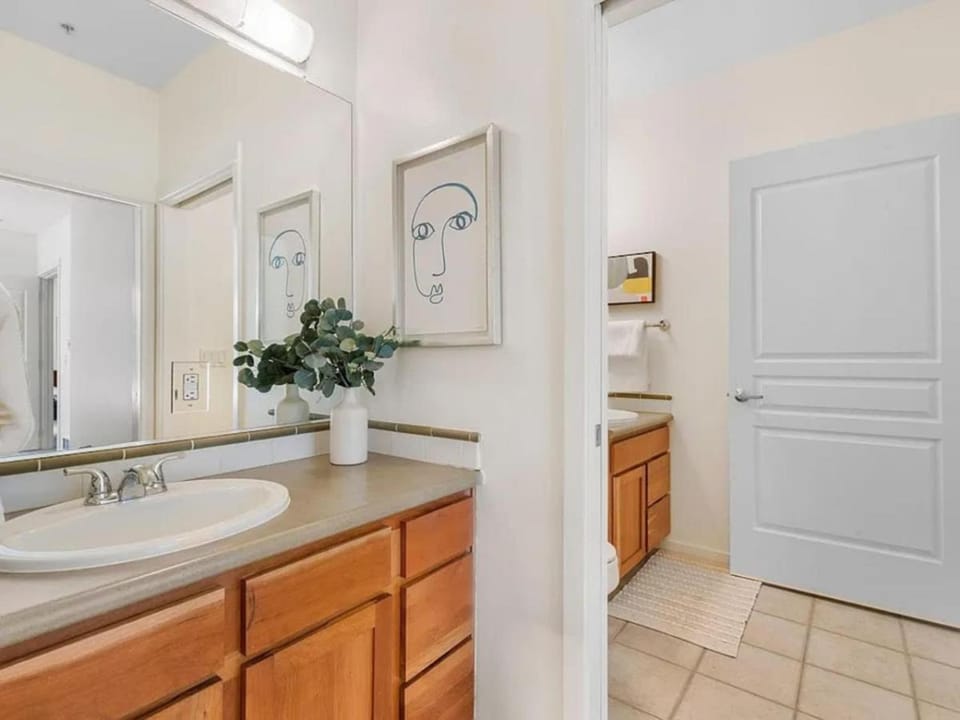 Best Waterfront Views Location Walk to Pike Market House in Pike Place Market