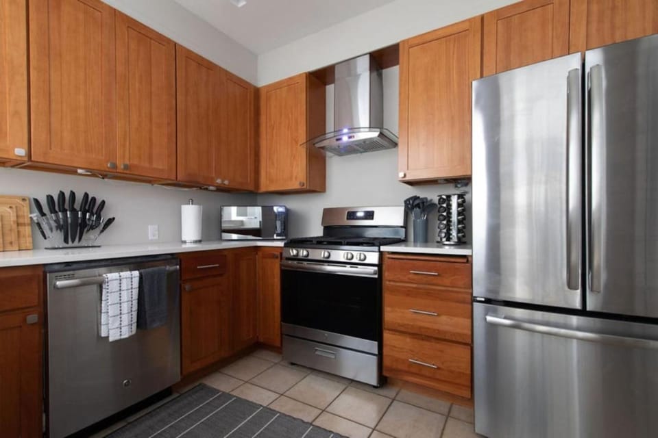 Steps to Pike Place 2BD Condo Water Courtyard View House in Pike Place Market