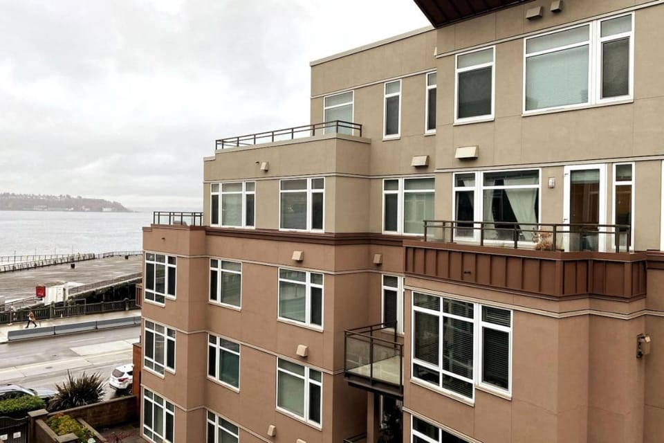 Steps to Pike Place 2BD Condo Water Courtyard View House in Pike Place Market