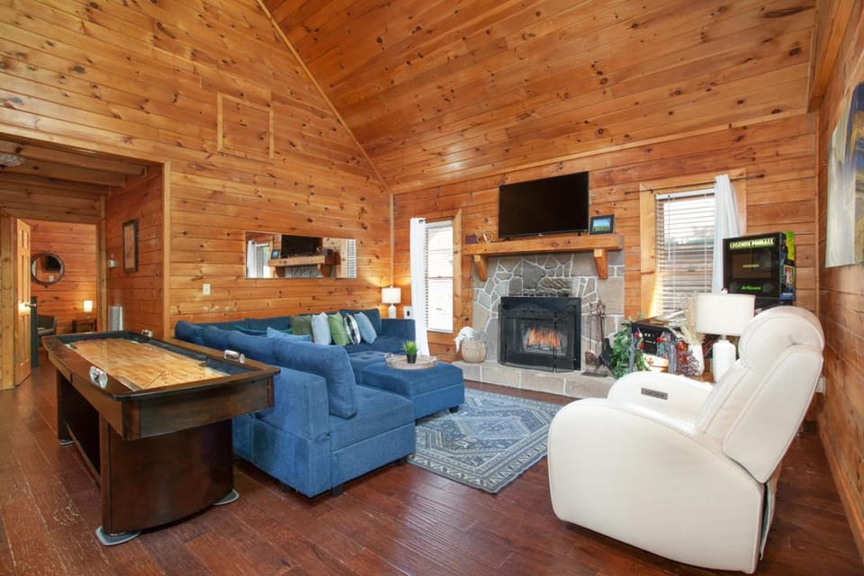 Mountaintop RnR Hot Tub Roku TVs Fireplace House in Sevierville