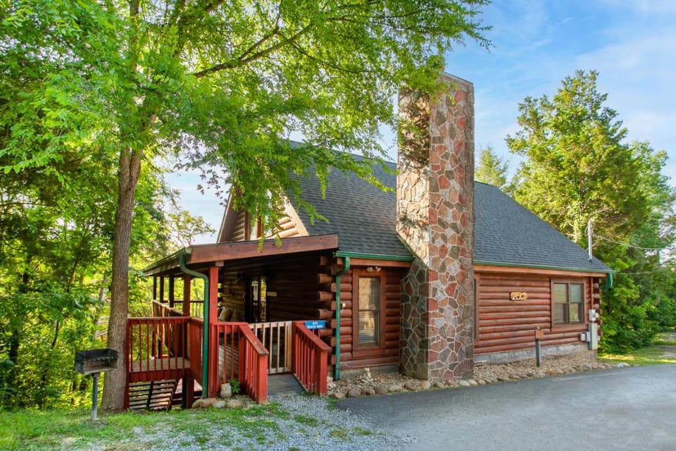 Mountaintop RnR Hot Tub Roku TVs Fireplace House in Sevierville