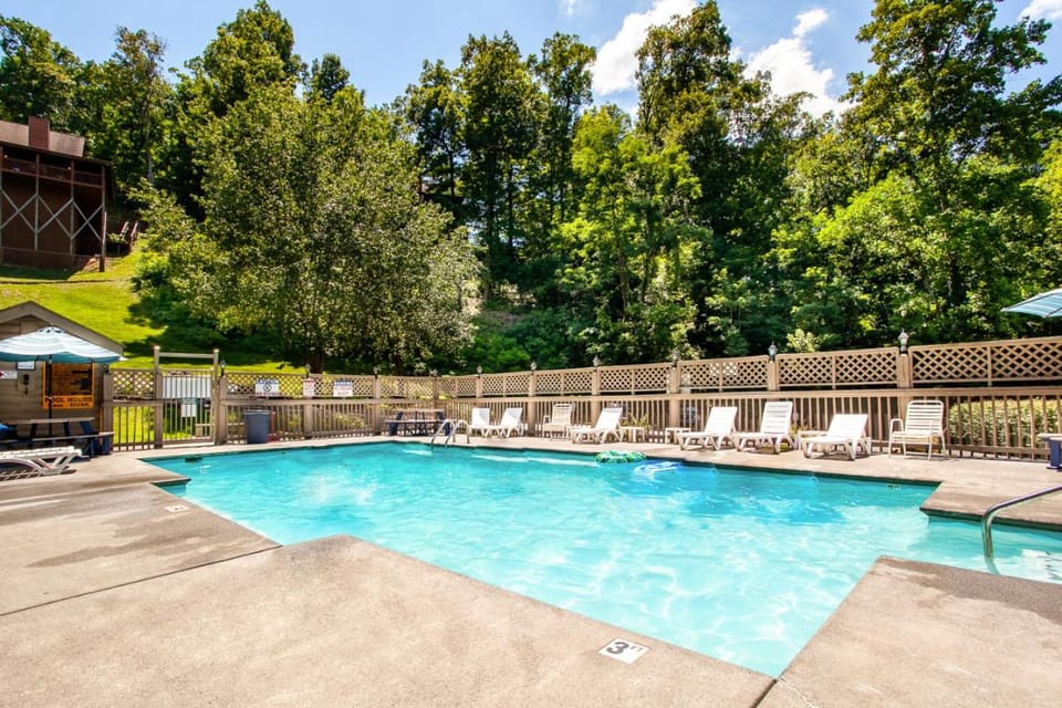 Mountaintop RnR Hot Tub Roku TVs Fireplace House in Sevierville