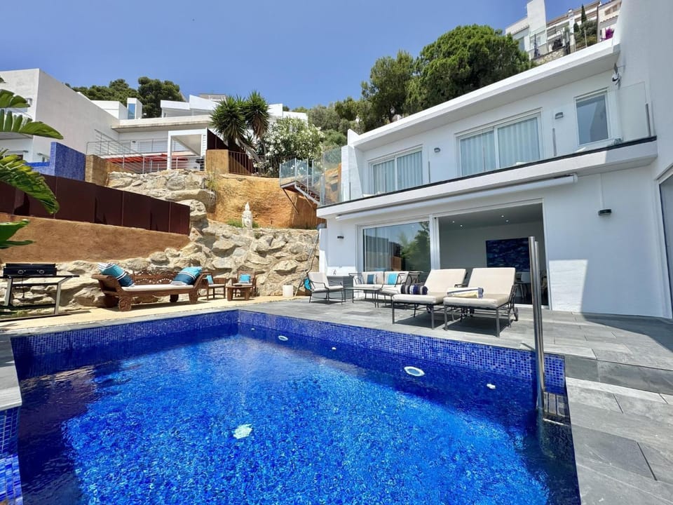 Property building, Swimming pool, sunbed