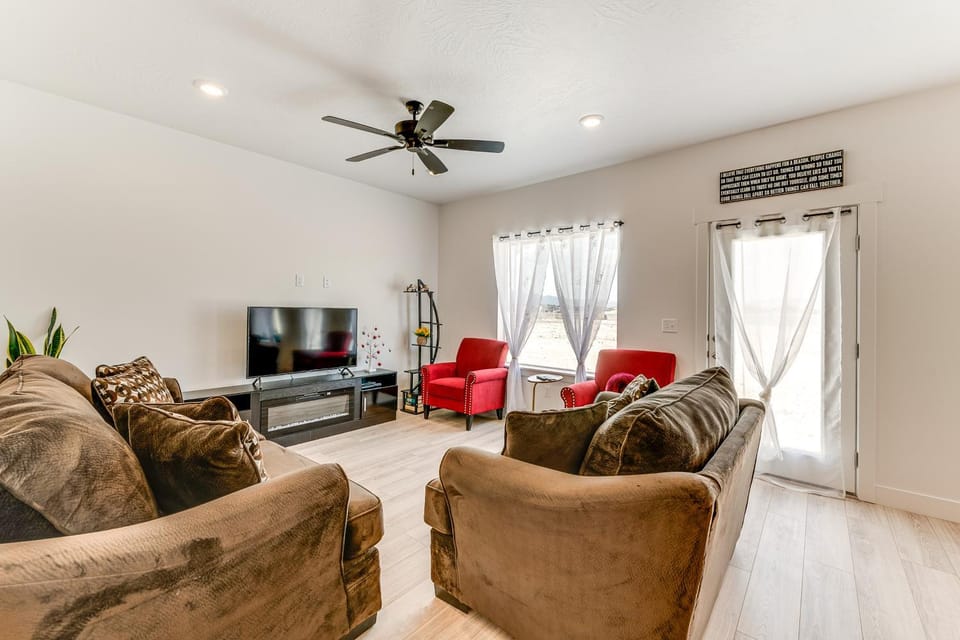 11 Mi to Utah Lake: Newly Built Family Townhome! House in Utah