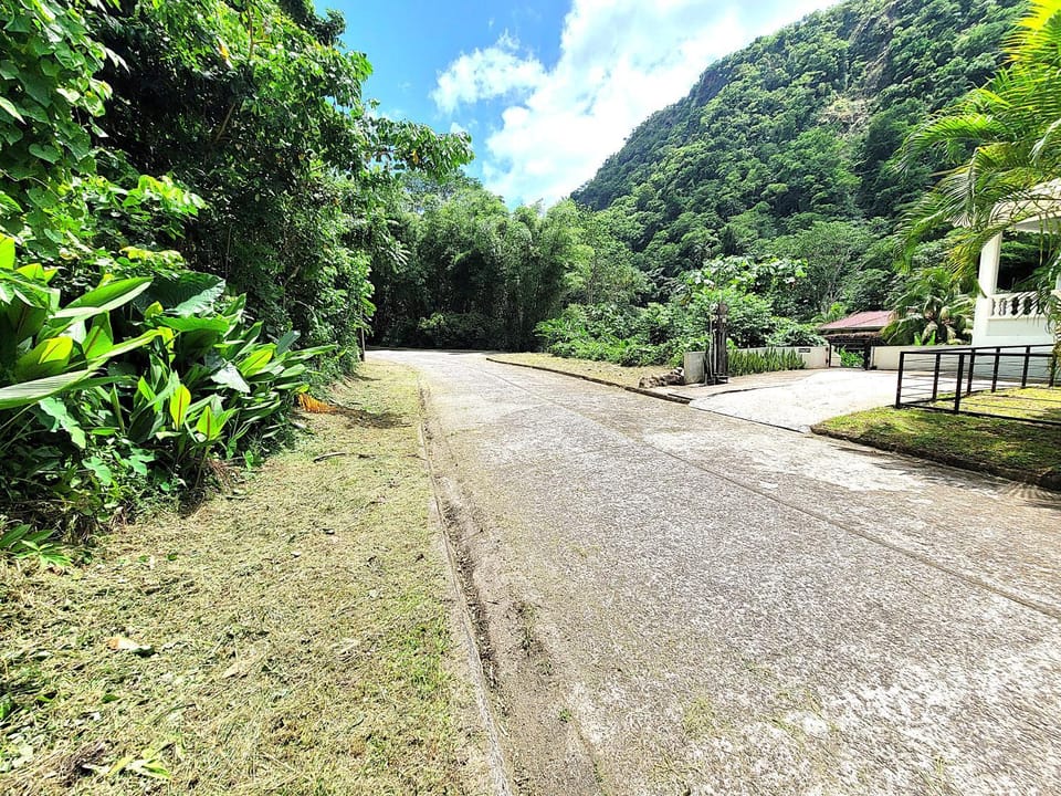 Nearby landmark, Day, Neighbourhood, Natural landscape, Mountain view