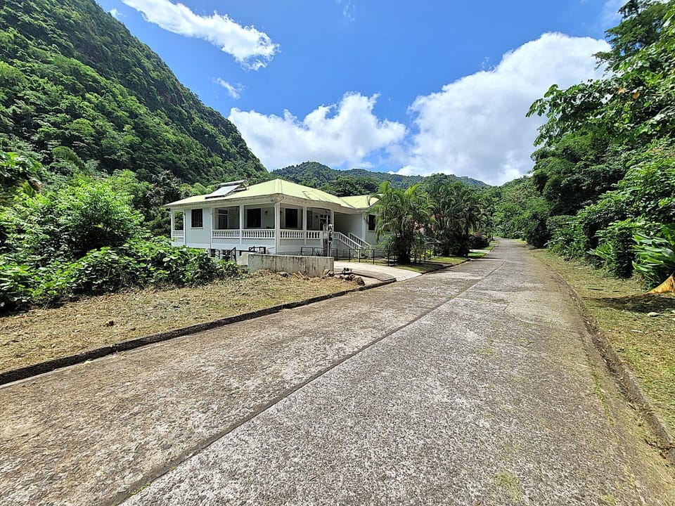 Property building, Day, Neighbourhood, Natural landscape, Mountain view