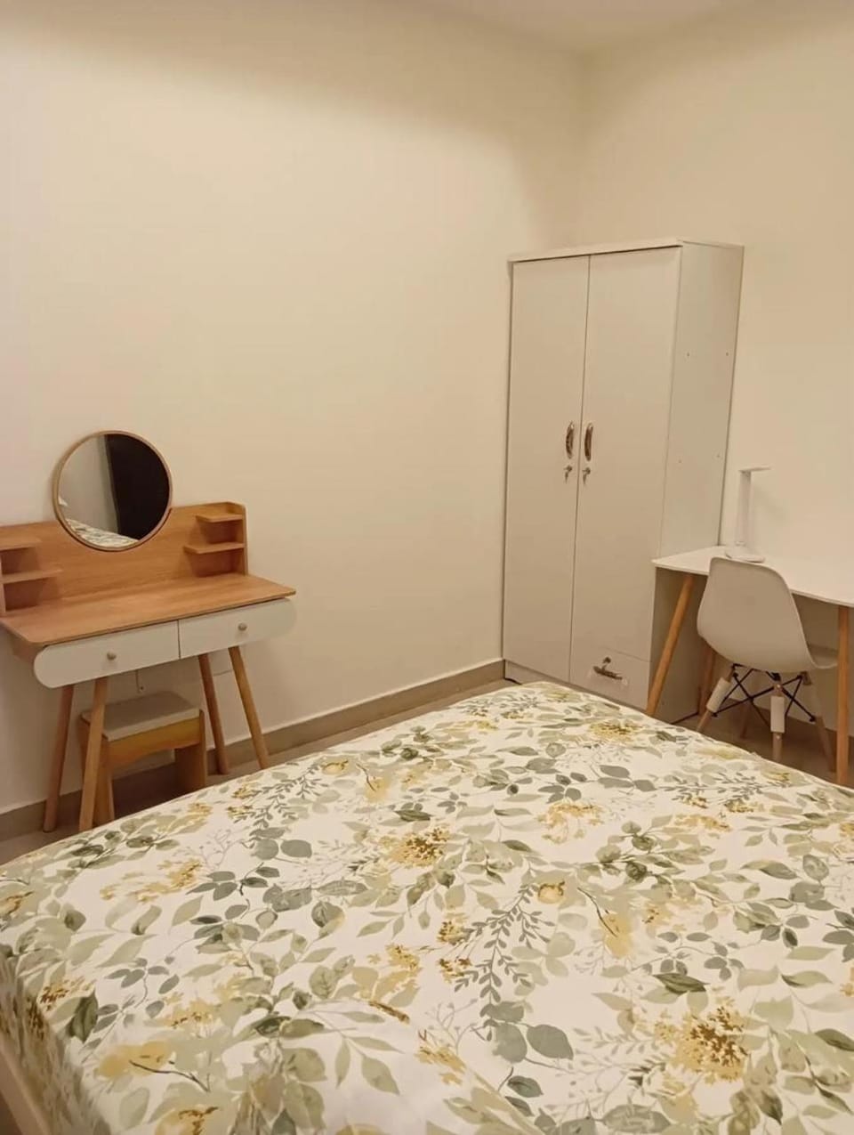 Bed, Photo of the whole room, Bedroom, hair dresser, wardrobe