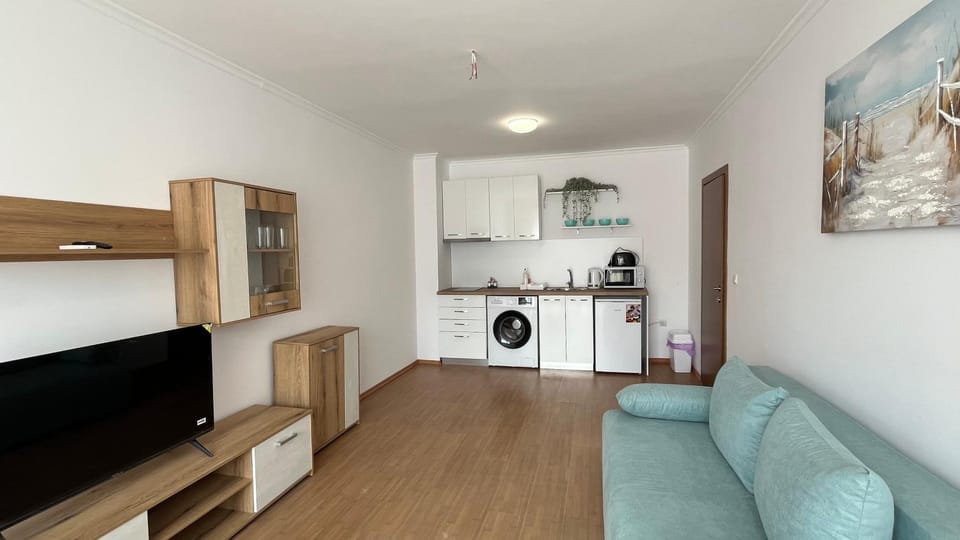 Kitchen or kitchenette, Seating area, toaster, washing machine