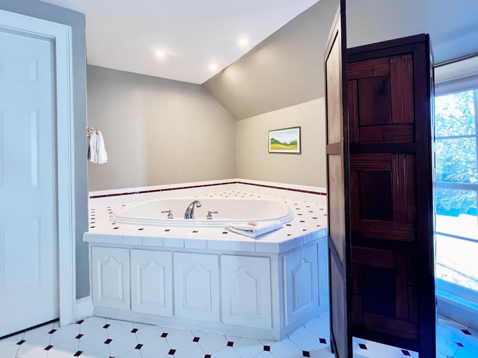Hot Tub, Bath