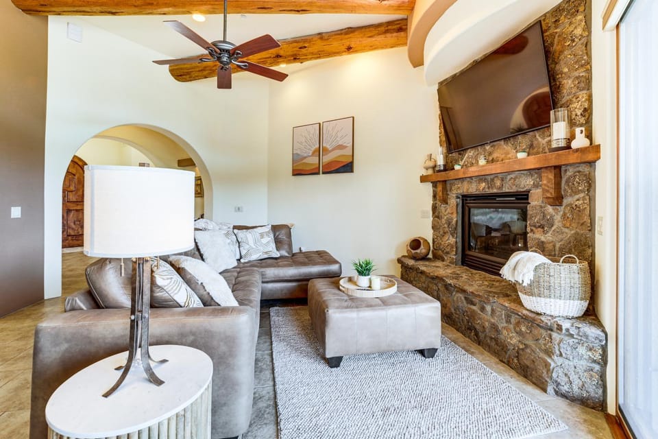 Hot Tub and Views Sedona Escape By Trails and Dining! House in Village of Oak Creek