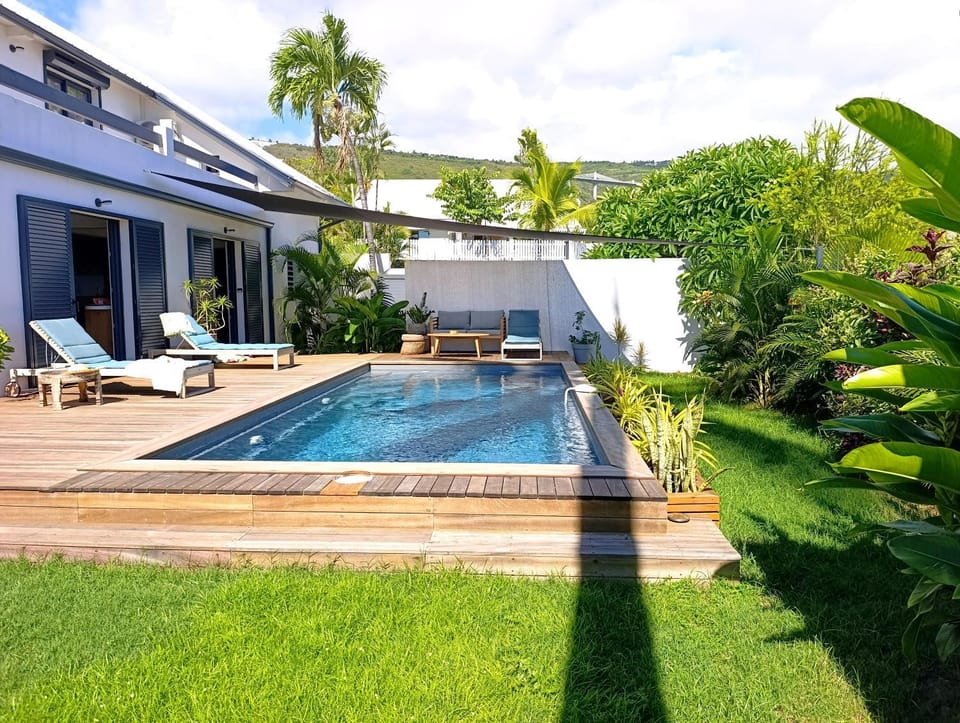 Patio, Garden, Swimming pool, sunbed