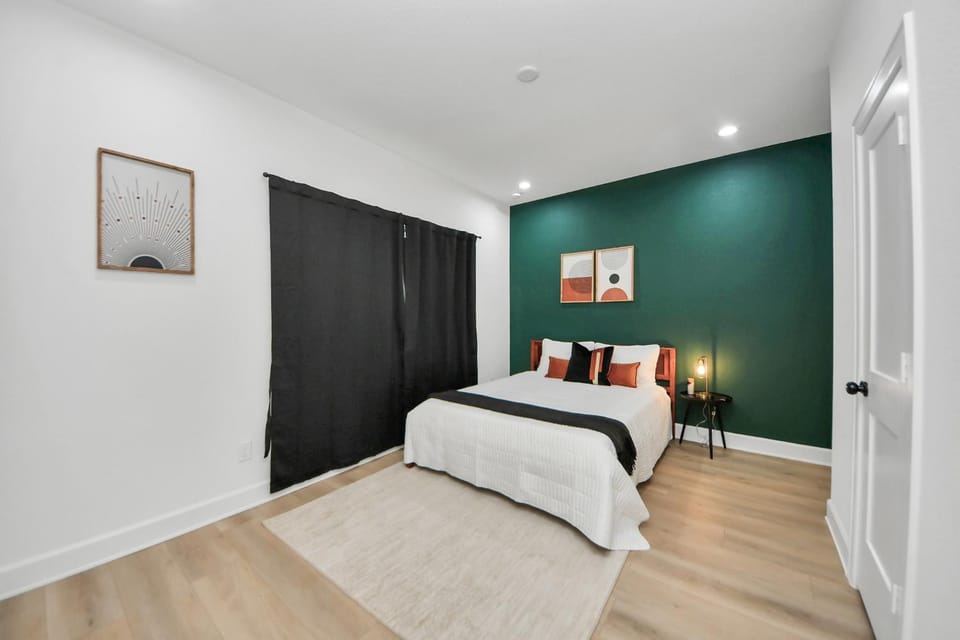 Stylish & Cozy Mins to Downtown With Backyard House in Houston