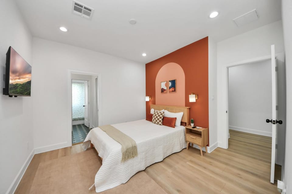 Stylish & Cozy Mins to Downtown With Backyard House in Houston