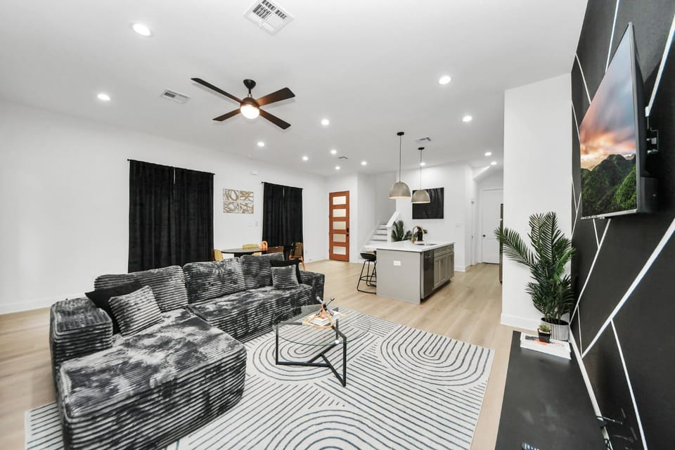 Stylish & Cozy Mins to Downtown With Backyard House in Houston