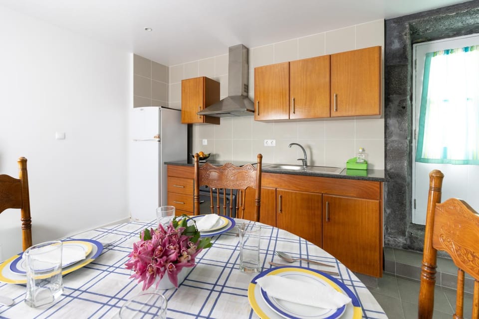 Kitchen or kitchenette, Dining area, stove