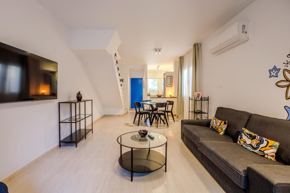TV and multimedia, Living room, Photo of the whole room, air conditioner