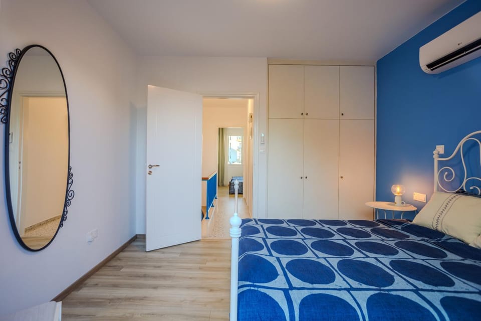 Bed, Bedroom, wardrobe, air conditioner