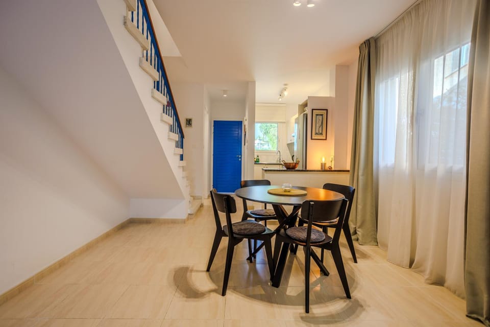 Seating area, Dining area