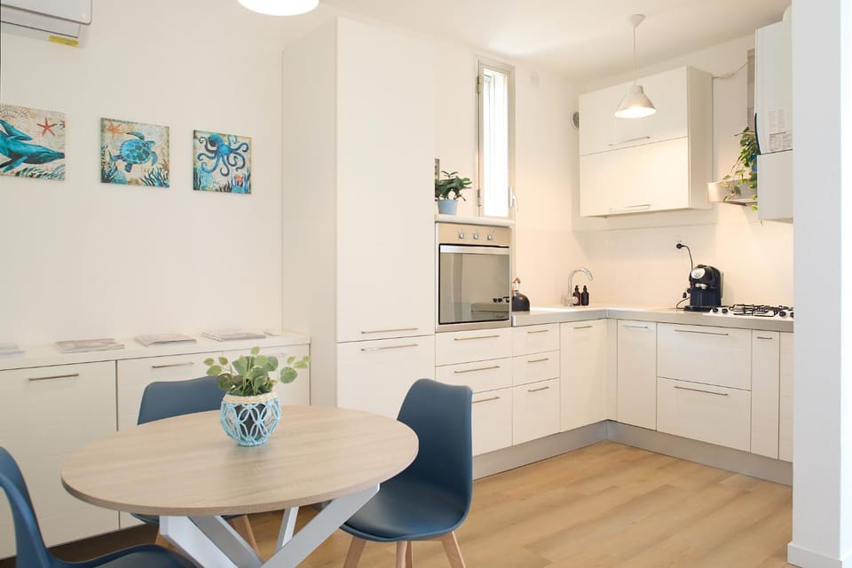 Kitchen or kitchenette, Dining area, stove