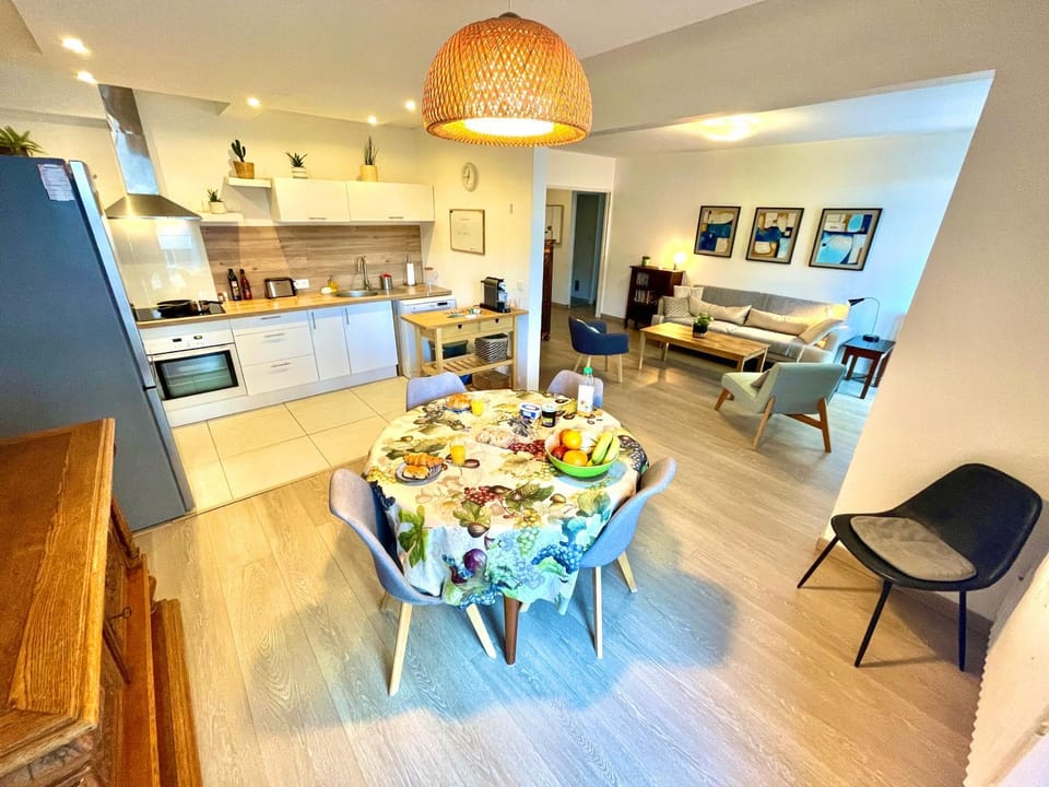 Kitchen or kitchenette, Living room, Dining area, oven