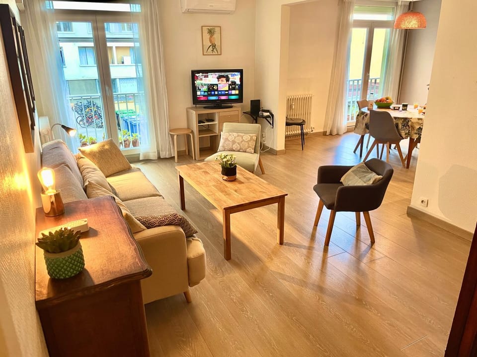 Communal lounge/ TV room, TV and multimedia, Living room, Dining area