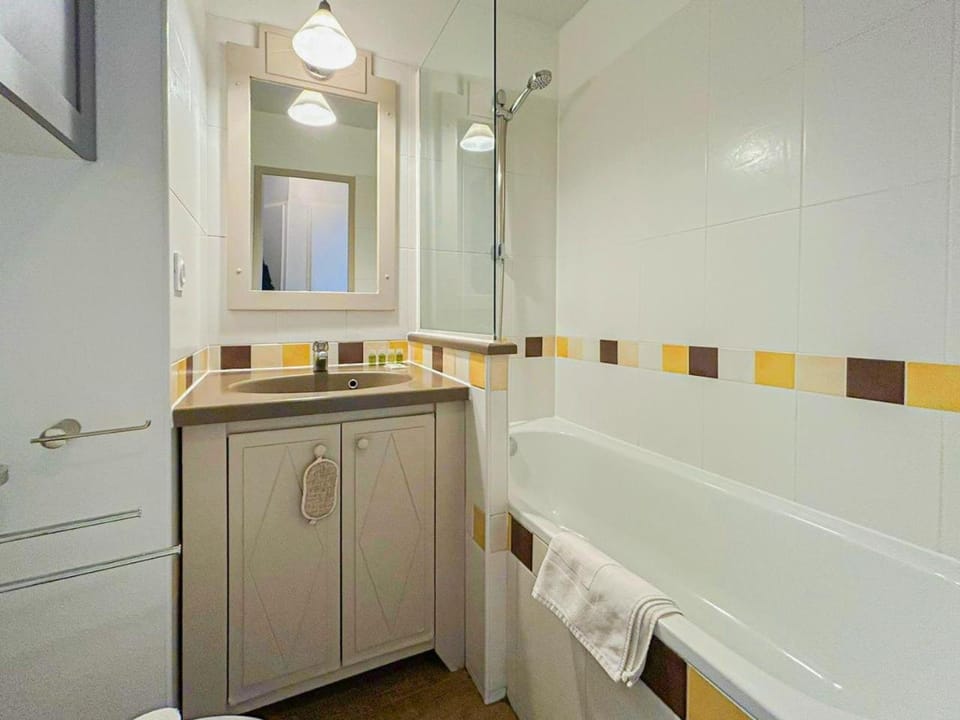 Bathroom, Bath, towels