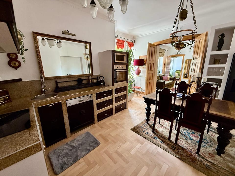 Kitchen or kitchenette, Dining area