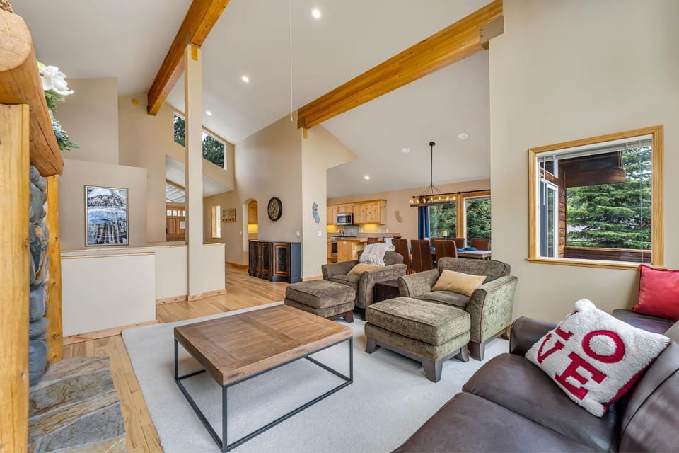 Chestnut Haus at Tahoe Donner By Tahoe Getaways - 4 BR w HOA Amenities House in Truckee