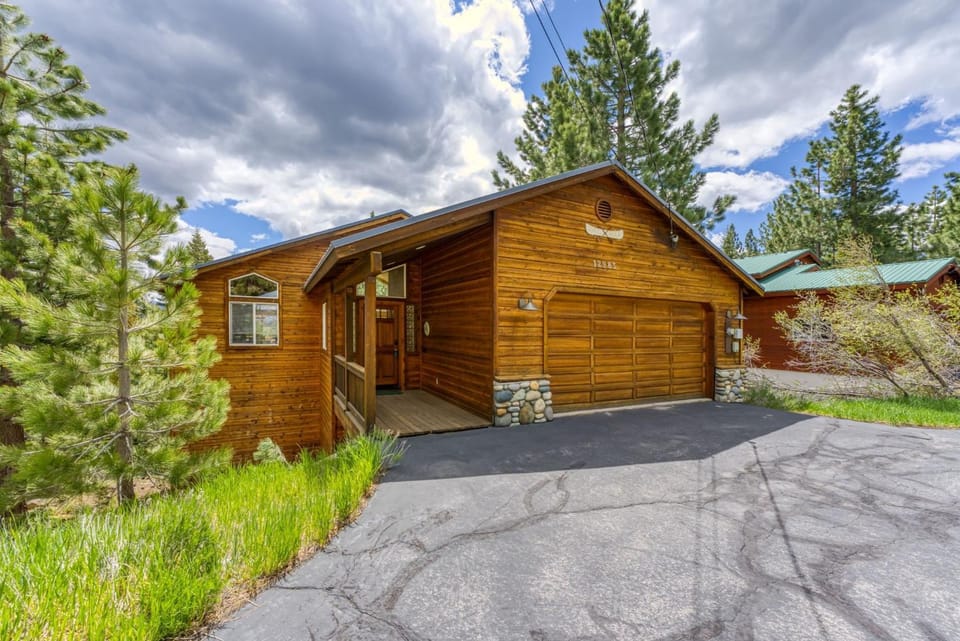 Chestnut Haus at Tahoe Donner By Tahoe Getaways - 4 BR w HOA Amenities House in Truckee