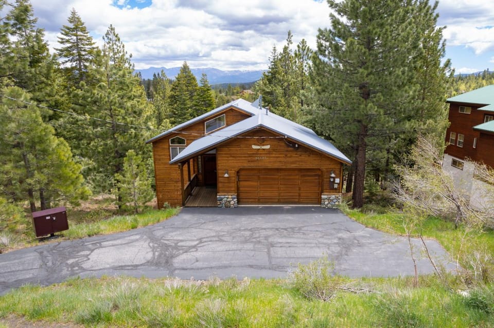 Chestnut Haus at Tahoe Donner By Tahoe Getaways - 4 BR w HOA Amenities House in Truckee