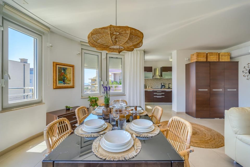 Kitchen or kitchenette, Seating area, Dining area