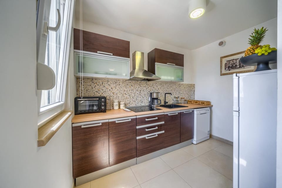 Coffee/tea facilities, Kitchen or kitchenette, dishwasher, oven