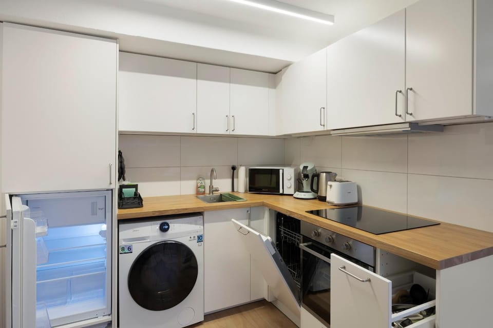 Coffee/tea facilities, Kitchen or kitchenette, dishwasher, oven, toaster, washing machine, dryer