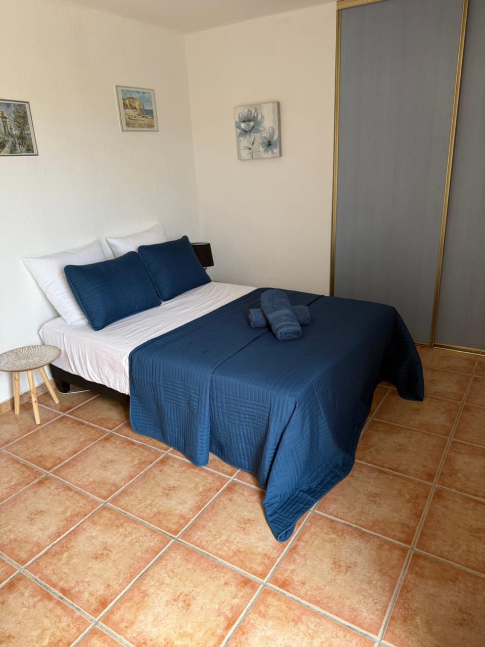 Bed, Photo of the whole room, Bedroom, towels