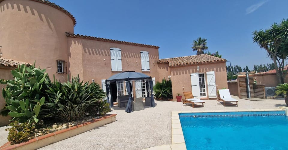 Property building, Patio, Day, Pool view, Swimming pool, sunbed