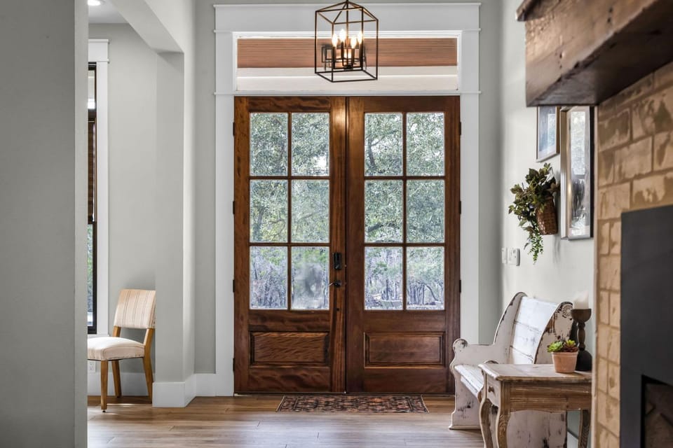 River Access Firepit BBQ Sleeps 12 House in Kyle