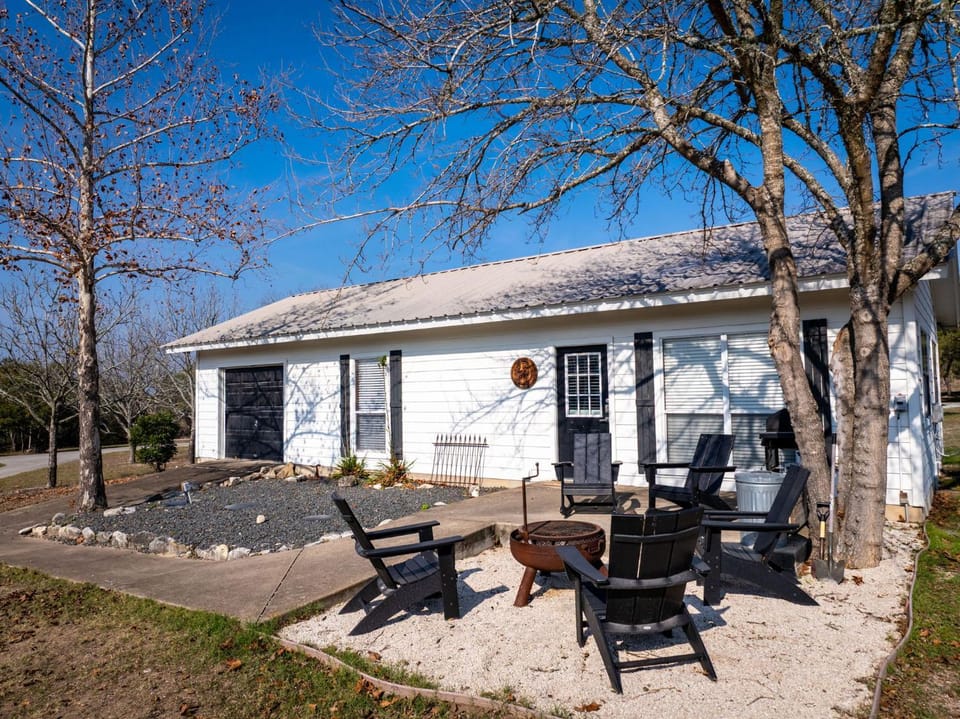 River Access Pet Friendly Fishing Sleeps 4 House in Kyle