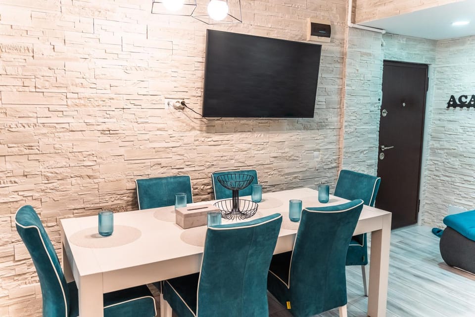TV and multimedia, Living room, Seating area, Dining area