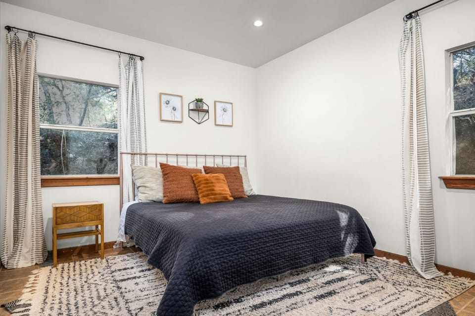 River Access Grill Firepit Sleeps 5 House in Kyle