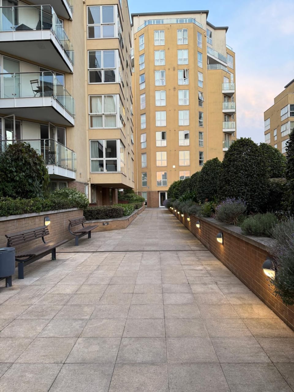 Stunnin 2BR , 2BA Flat Canada Water, private parking Apartment in London Borough of Southwark